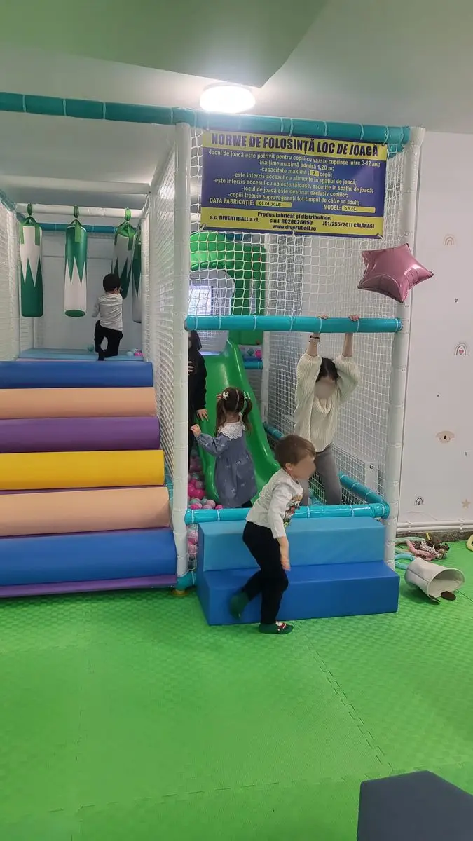 Petrecere copii Drumul Taberei - loc de joaca cu tobogan si echipamente la Toto Play